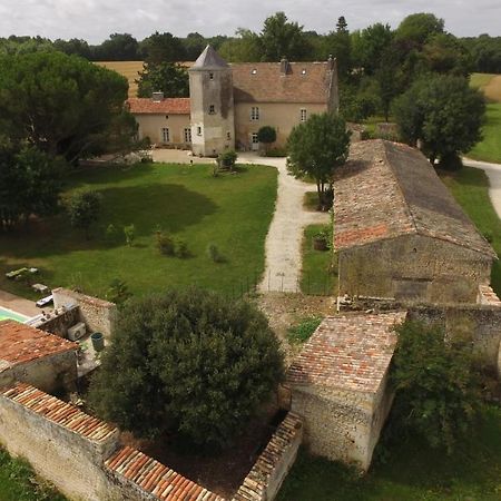 Gite Du Chateau De Pernan Avy Esterno foto