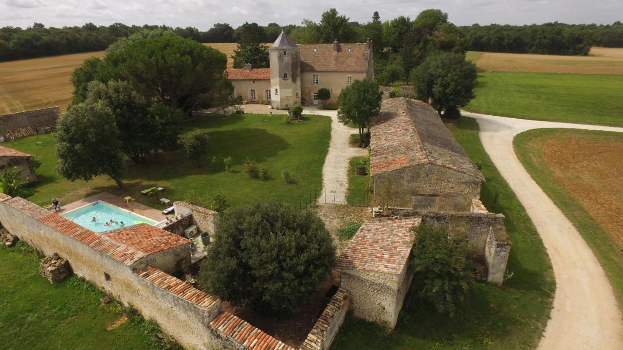 Gite Du Chateau De Pernan Avy Esterno foto