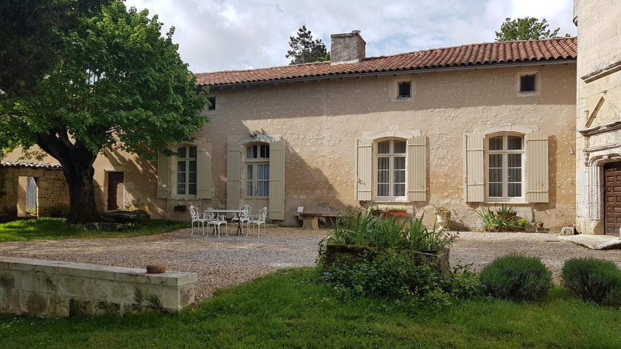 Gite Du Chateau De Pernan Avy Esterno foto