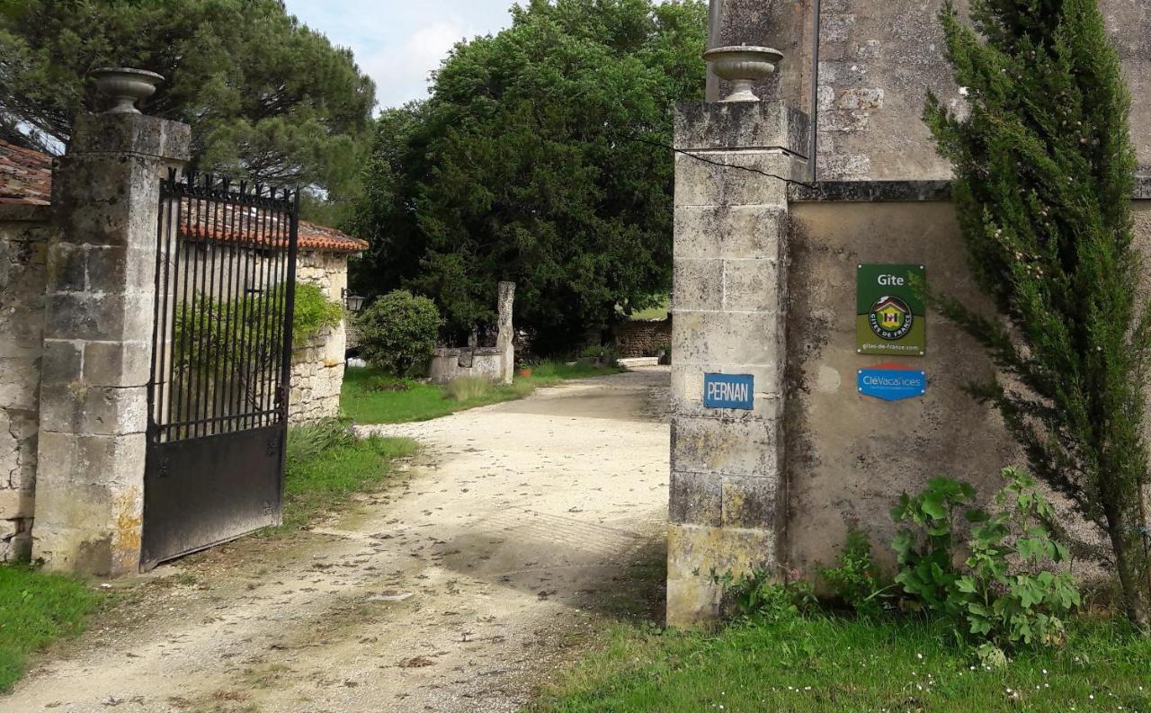 Gite Du Chateau De Pernan Avy Esterno foto